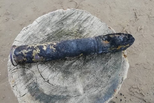 В Северодвинске на берегу моря обнаружен артиллерийский снаряд
